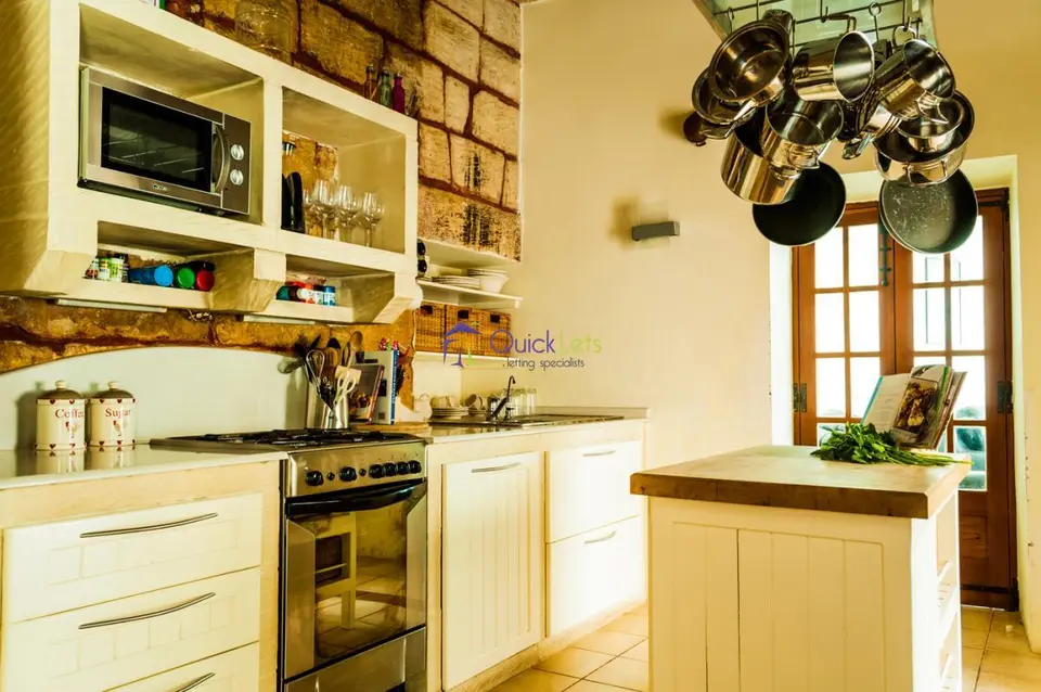4 bedroom Farmhouse to rent in Marsaxlokk