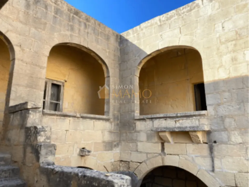 Estate Agents Gozo: Shell form Farmhouse with 5 Bedrooms in San Lawrenz