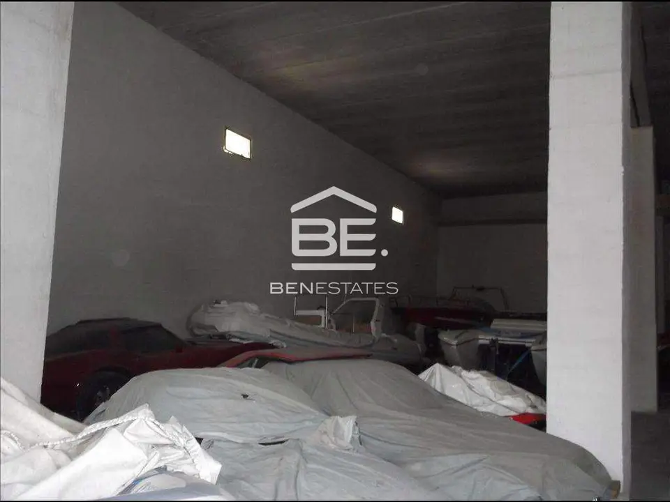 Commercial to rent in Marsa