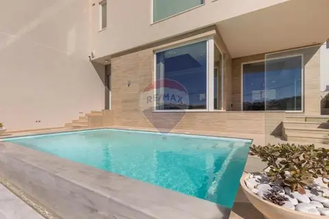4 bedroom Villa Semi-detached to rent in Swieqi
