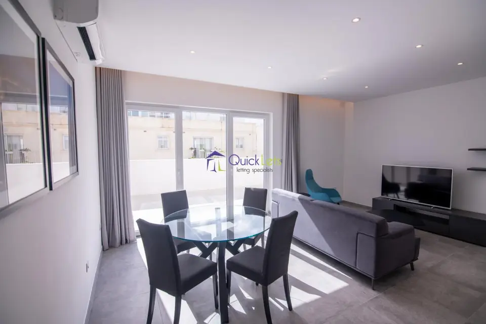 2 bedroom Penthouse to rent in Gzira