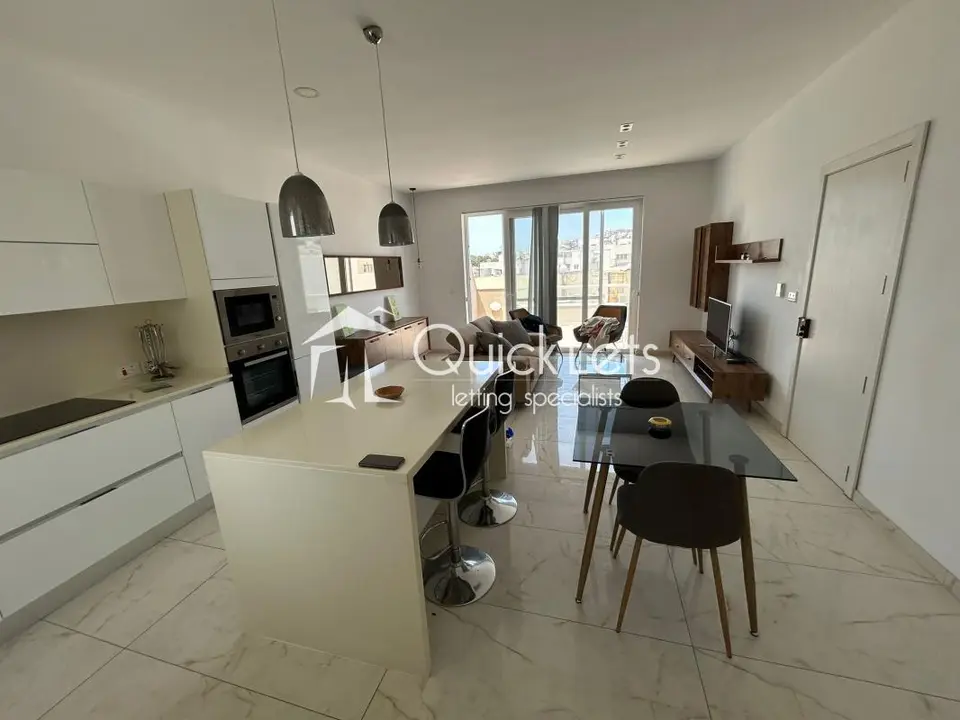 2 bedroom Penthouse to rent in Gzira