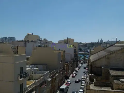2 bedroom Penthouse to rent in Gzira