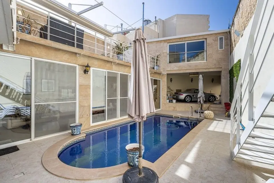 Elegant Townhouse in Lija with Pool and Terrace