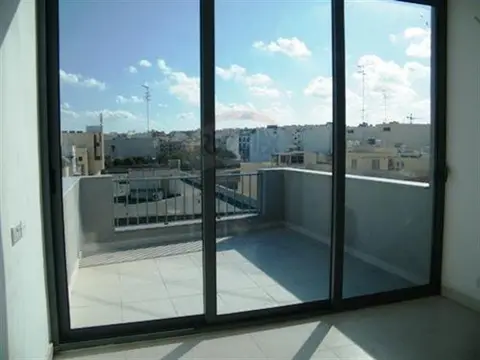 3 bedroom Penthouse to rent in Gzira