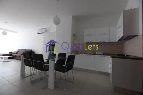 2 bedroom Penthouse to rent in Gzira