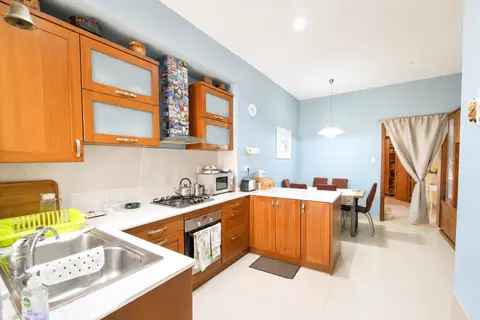 3 Bedroom Town House For Sale