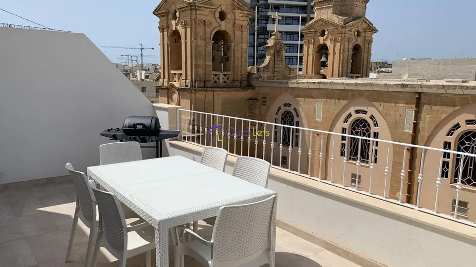 2 bedroom Penthouse to rent in Gzira