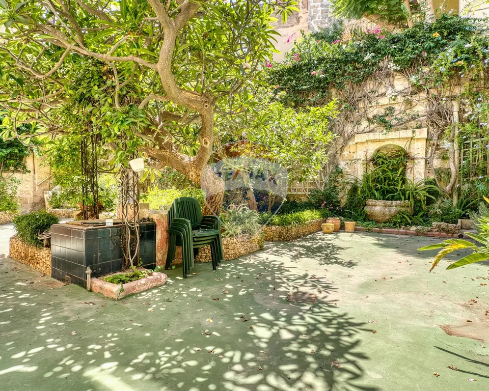 6 bedroom Townhouse for sale in St Julian's